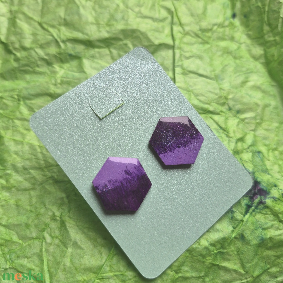 Lila hatszög fa bedugós fülbevaló  - ékszer - fülbevaló - pötty fülbevaló - Meska.hu