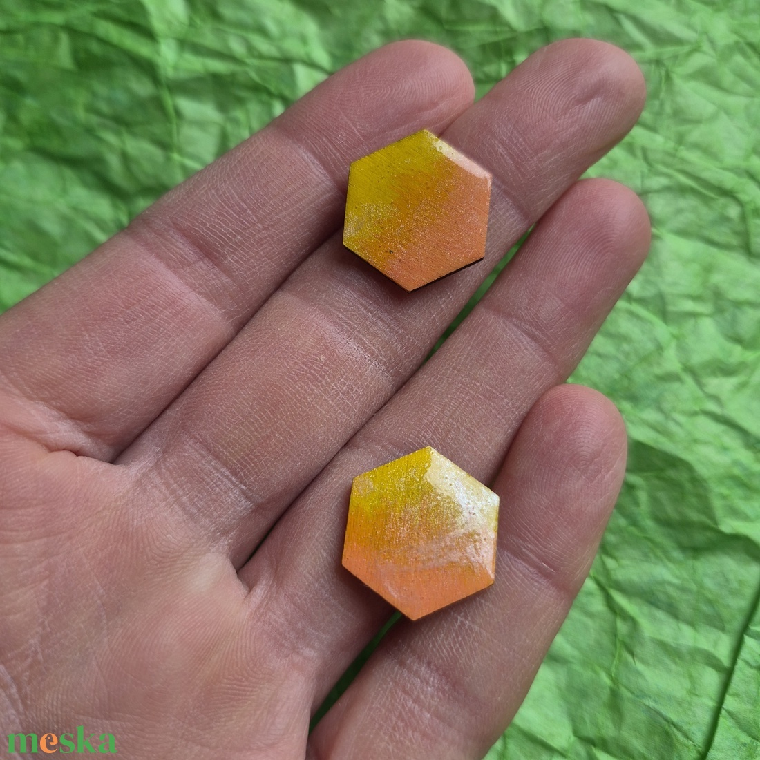 Hatszögű narancssárga-sárga fa bedugós fülbevaló  - ékszer - fülbevaló - pötty fülbevaló - Meska.hu