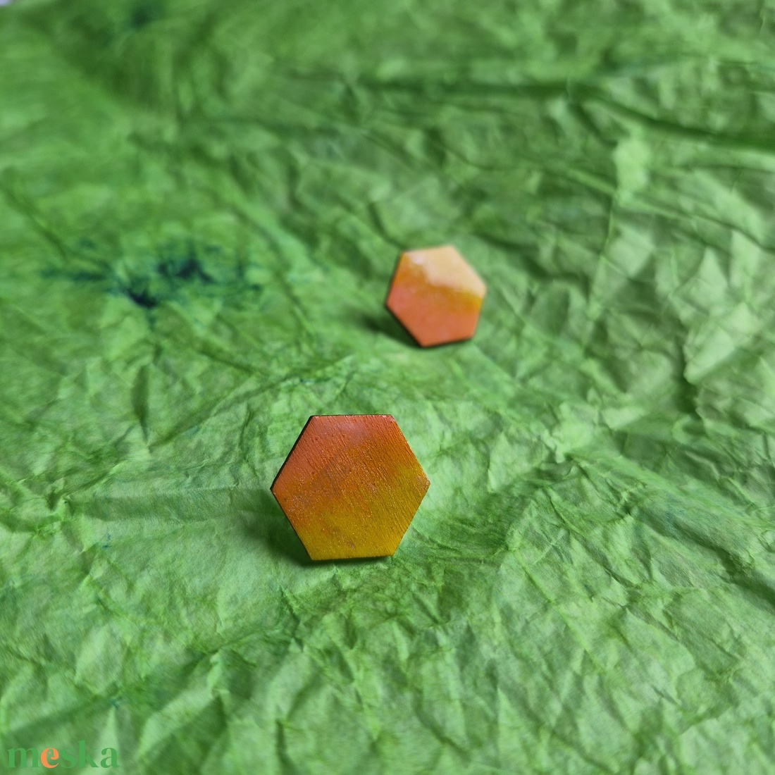 Hatszögű narancssárga-sárga fa bedugós fülbevaló  - ékszer - fülbevaló - pötty fülbevaló - Meska.hu