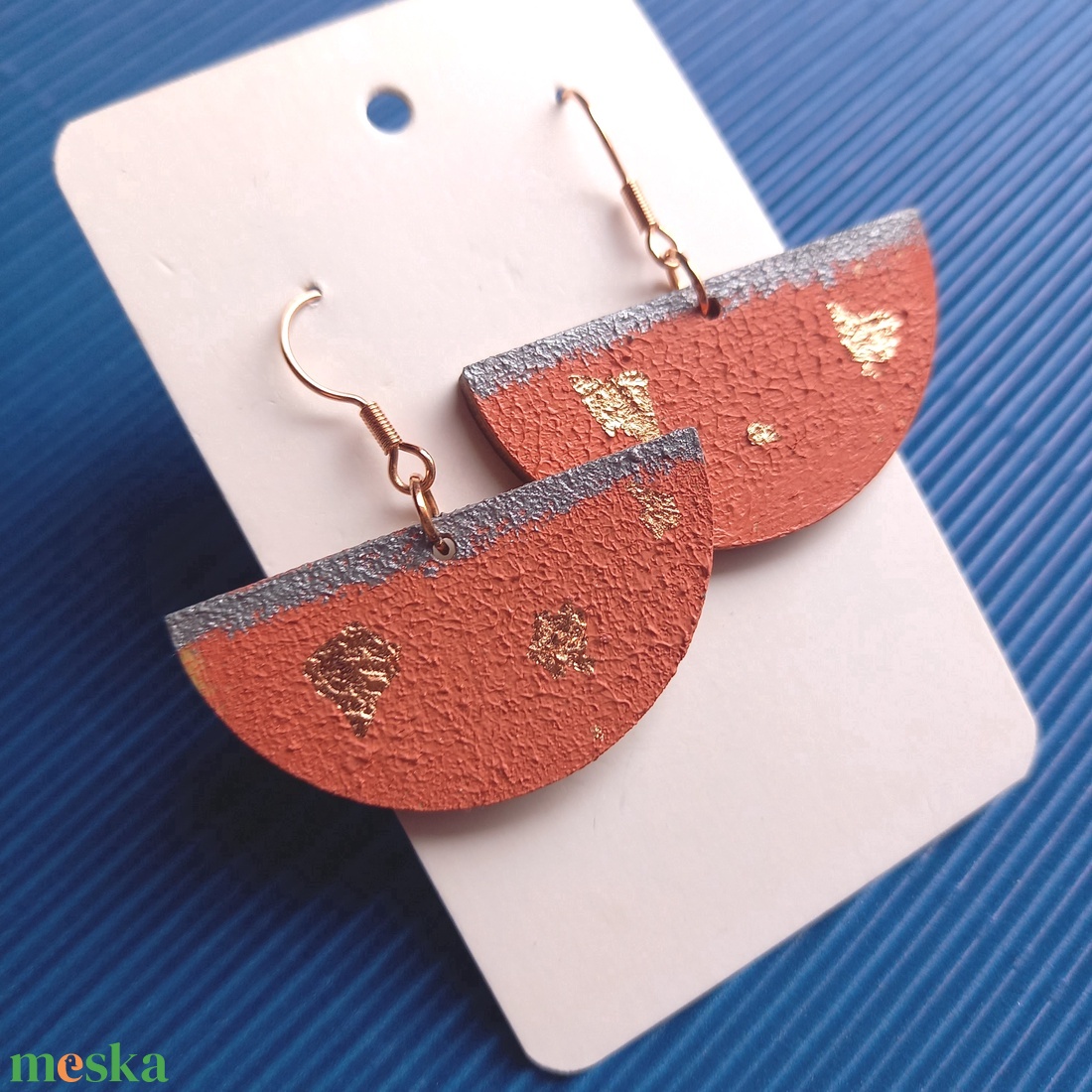  Félkör alakú lazac-narancssárga fa lógós fülbevaló - ékszer - fülbevaló - lógó fülbevaló - Meska.hu