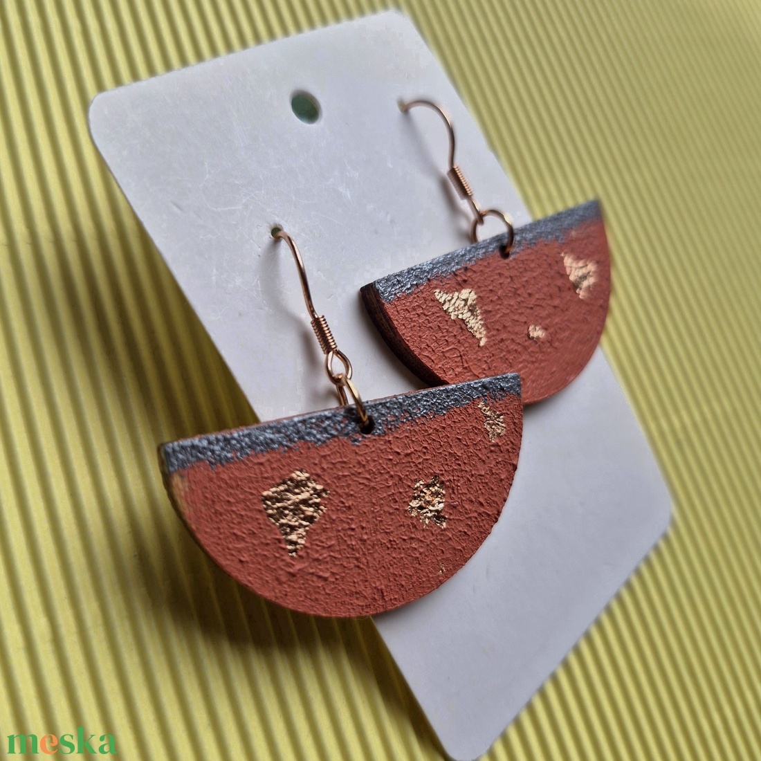  Félkör alakú lazac-narancssárga fa lógós fülbevaló - ékszer - fülbevaló - lógó fülbevaló - Meska.hu