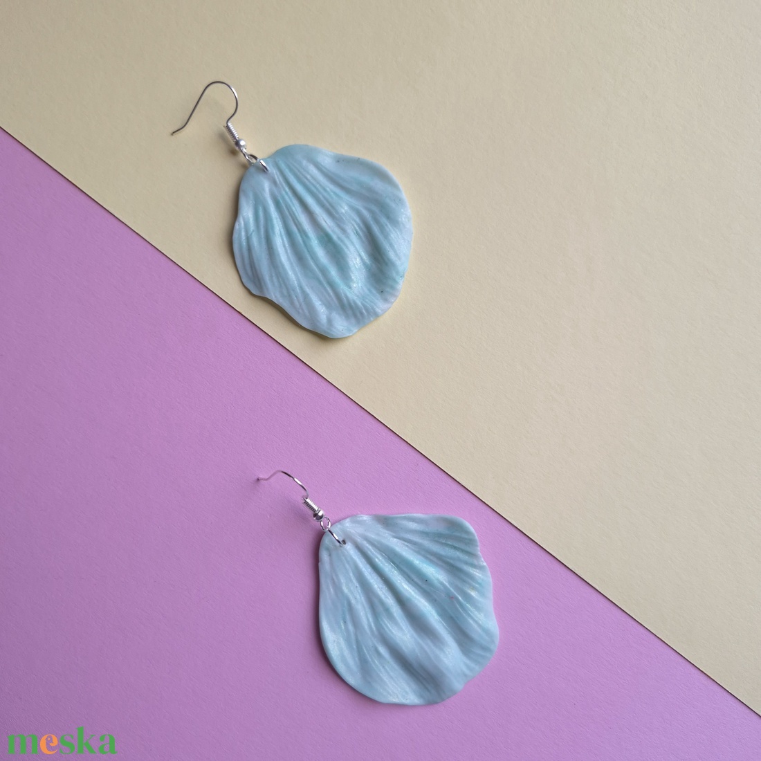 Zöldes fehér sütőgyurma virágszirom lógós fülbevaló  - ékszer - fülbevaló - lógó fülbevaló - Meska.hu