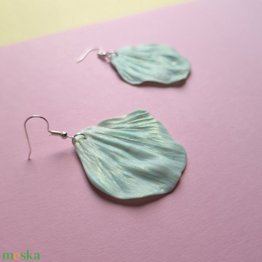Zöldes fehér sütőgyurma virágszirom lógós fülbevaló  - ékszer - fülbevaló - lógó fülbevaló - Meska.hu