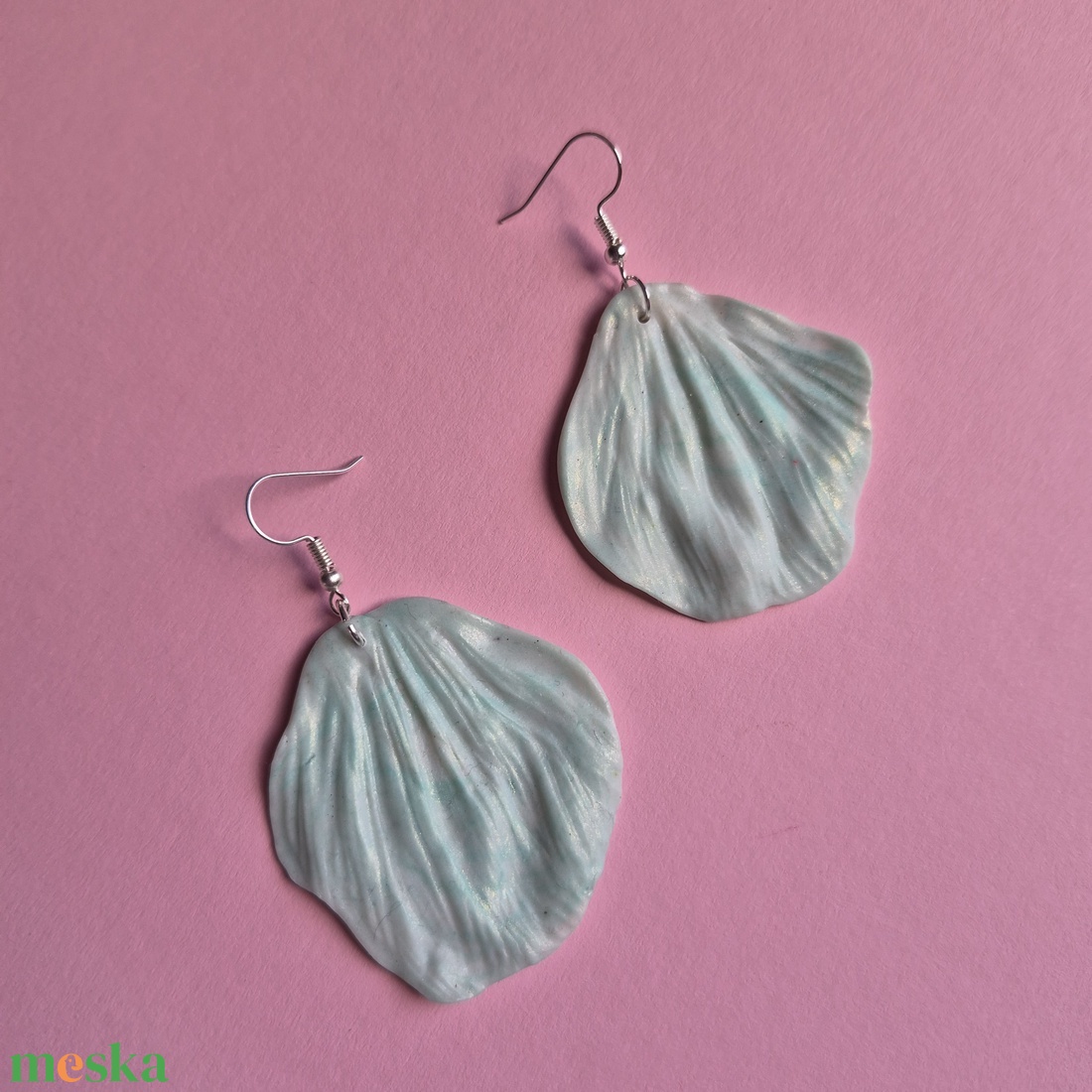 Zöldes fehér sütőgyurma virágszirom lógós fülbevaló  - ékszer - fülbevaló - lógó fülbevaló - Meska.hu