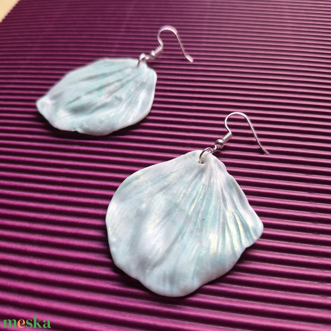 Zöldes fehér sütőgyurma virágszirom lógós fülbevaló  - ékszer - fülbevaló - lógó fülbevaló - Meska.hu