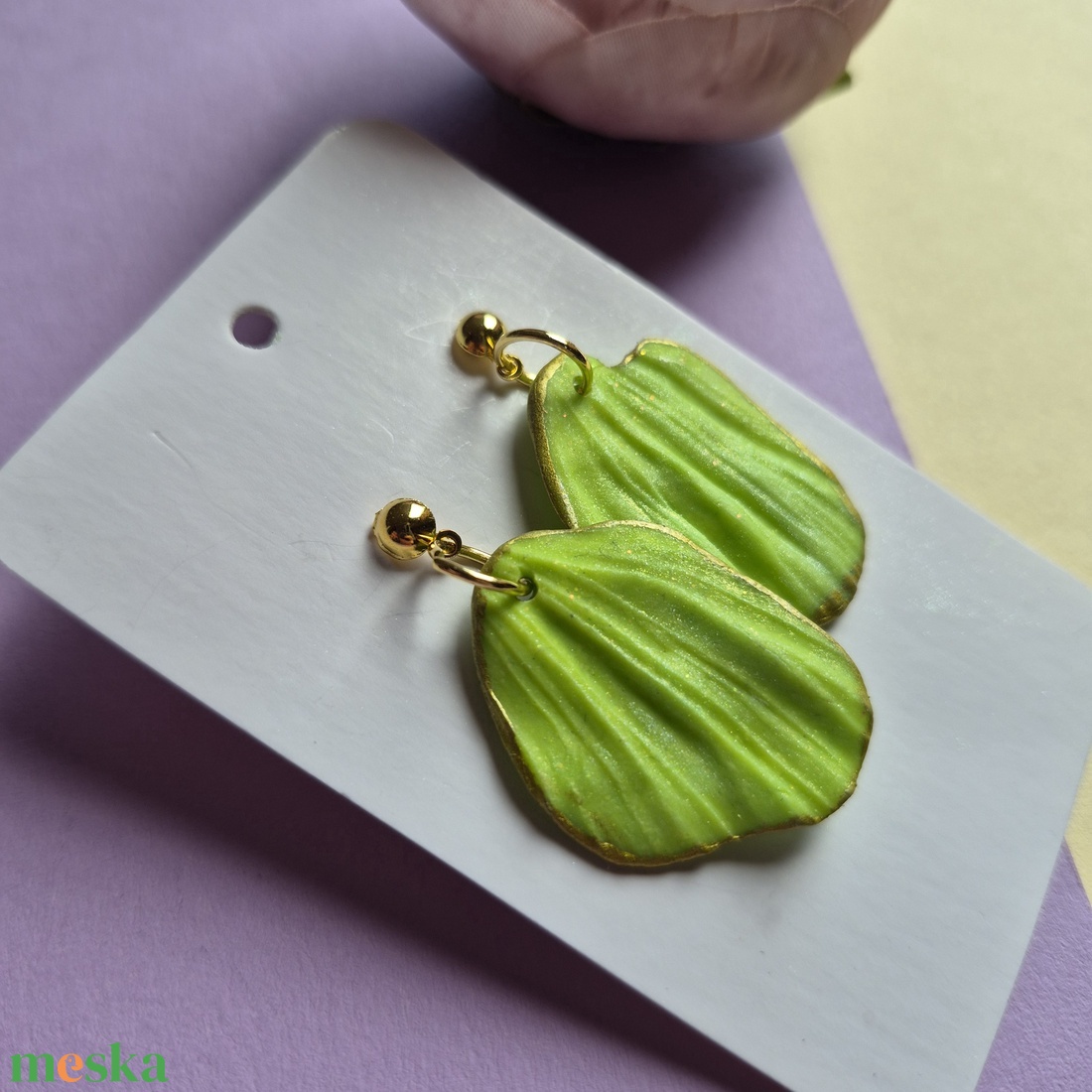 Zöld virágszirom fülbevaló sütőgyurmából - ékszer - fülbevaló - lógó fülbevaló - Meska.hu