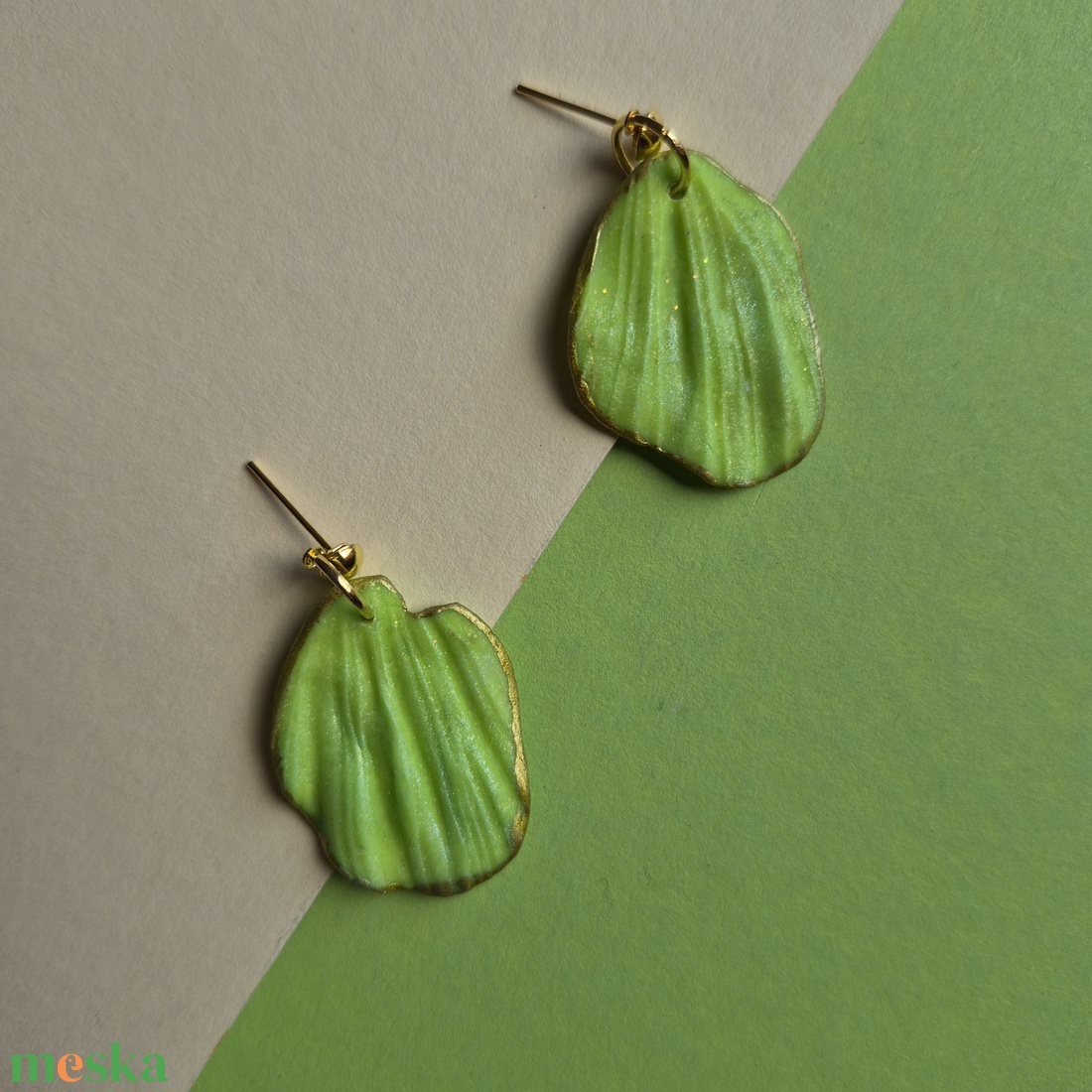 Zöld virágszirom fülbevaló sütőgyurmából - ékszer - fülbevaló - lógó fülbevaló - Meska.hu
