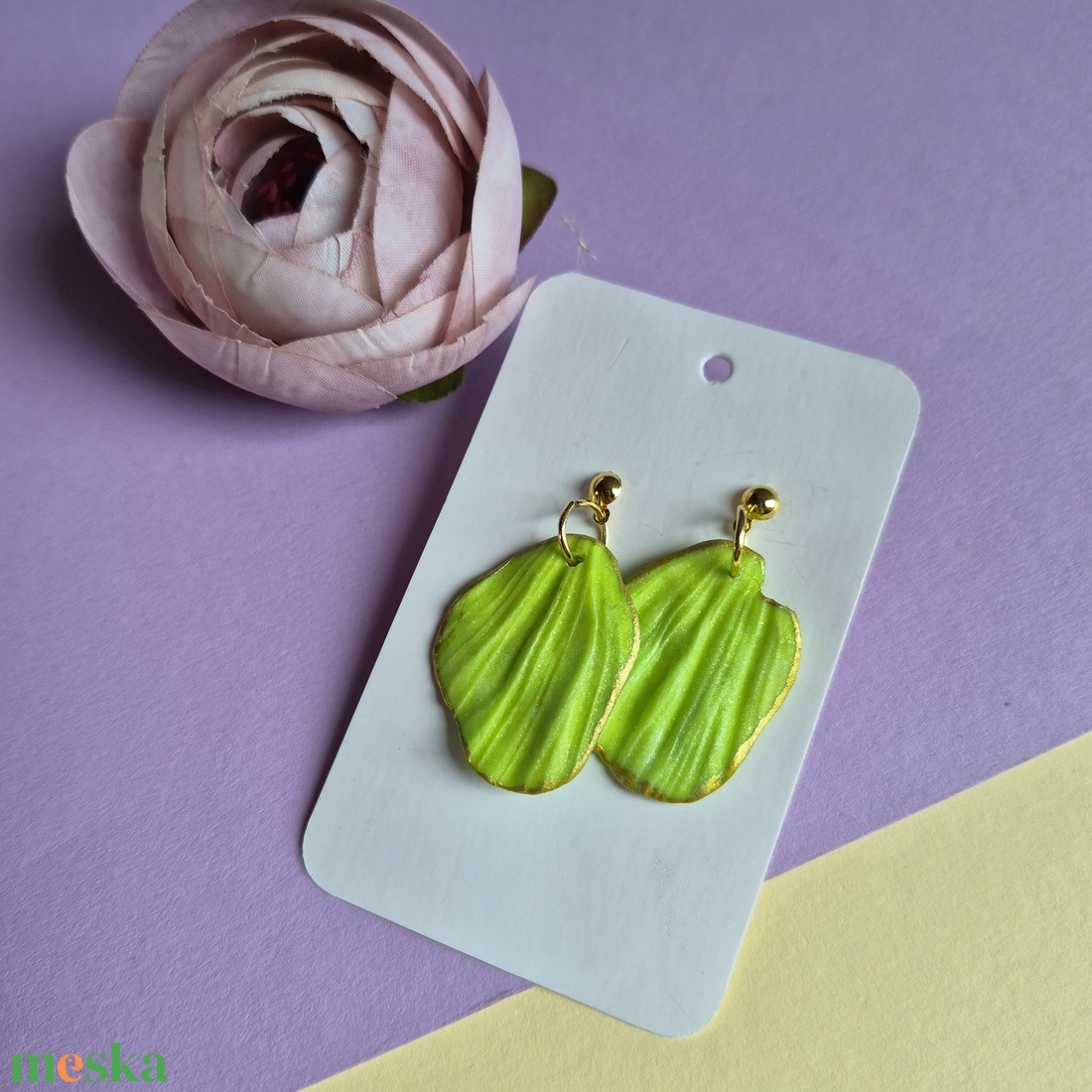 Zöld virágszirom fülbevaló sütőgyurmából - ékszer - fülbevaló - lógó fülbevaló - Meska.hu
