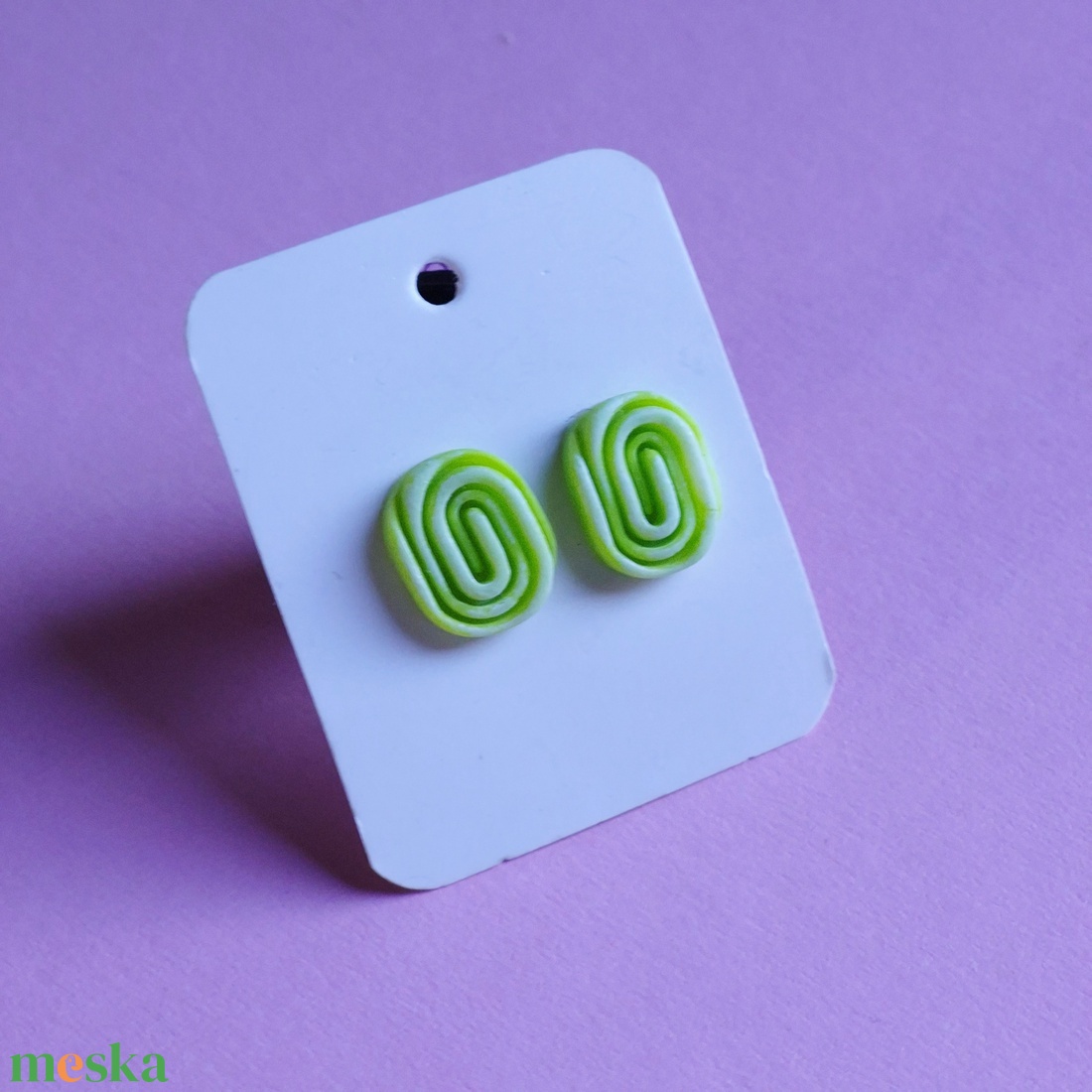 Zöld-fehér geometrikus gyurma fülbevaló - ékszer - fülbevaló - pötty fülbevaló - Meska.hu
