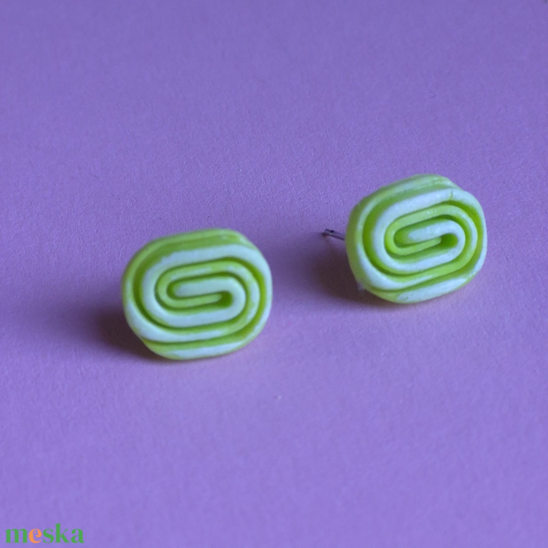 Zöld-fehér geometrikus gyurma fülbevaló - ékszer - fülbevaló - pötty fülbevaló - Meska.hu
