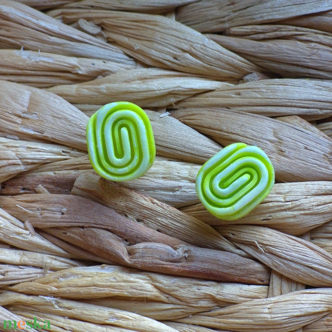 Zöld-fehér geometrikus gyurma fülbevaló - ékszer - fülbevaló - pötty fülbevaló - Meska.hu