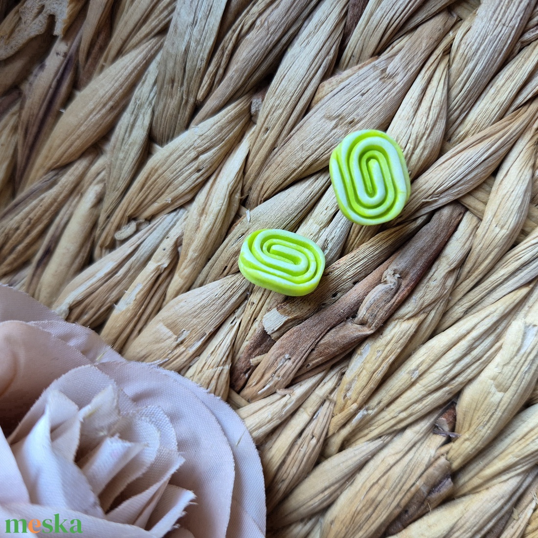 Zöld-fehér geometrikus gyurma fülbevaló - ékszer - fülbevaló - pötty fülbevaló - Meska.hu