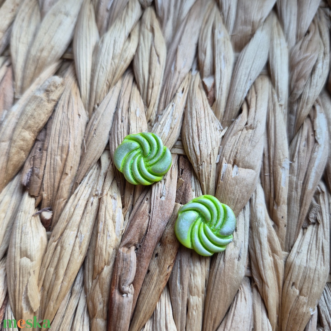 Zöld-ezüst bedugós gyurma fülbevaló - ékszer - fülbevaló - pötty fülbevaló - Meska.hu