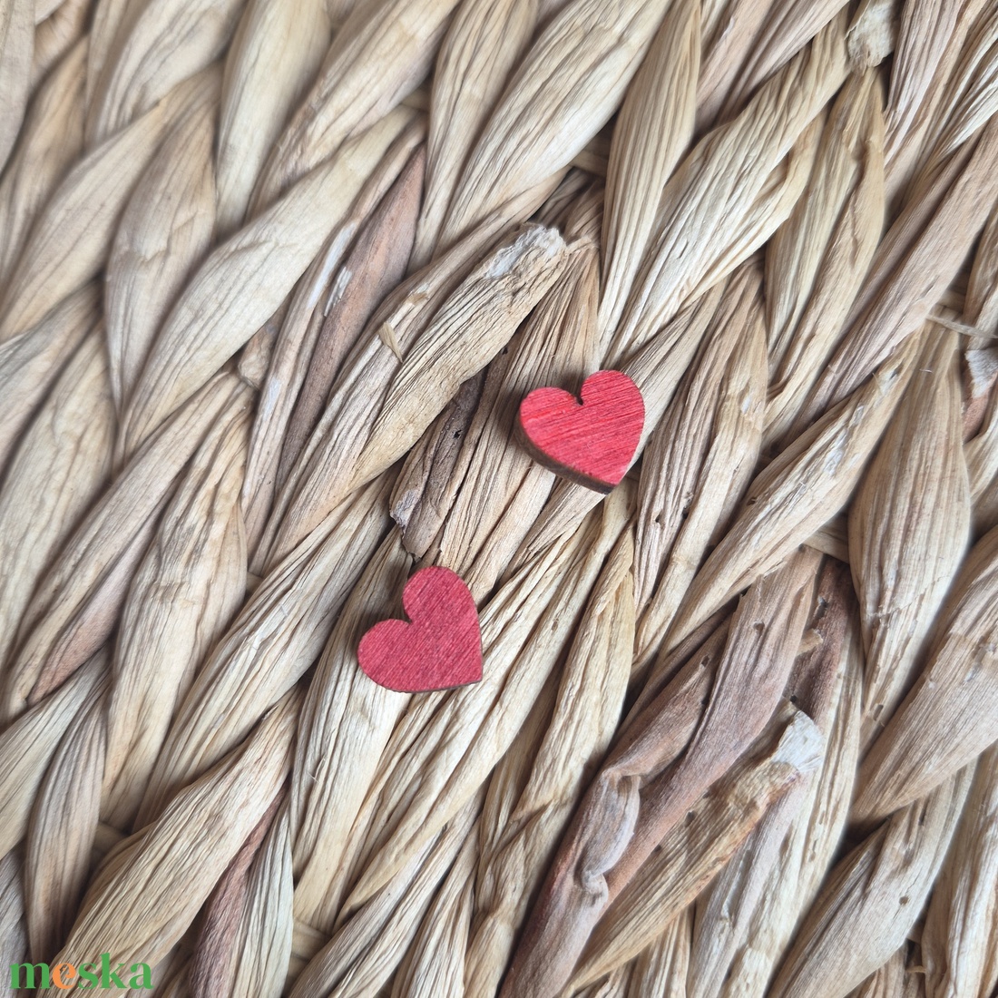 Piros szív alakú zöld fa bedugós fülbevaló  - ékszer - fülbevaló - pötty fülbevaló - Meska.hu
