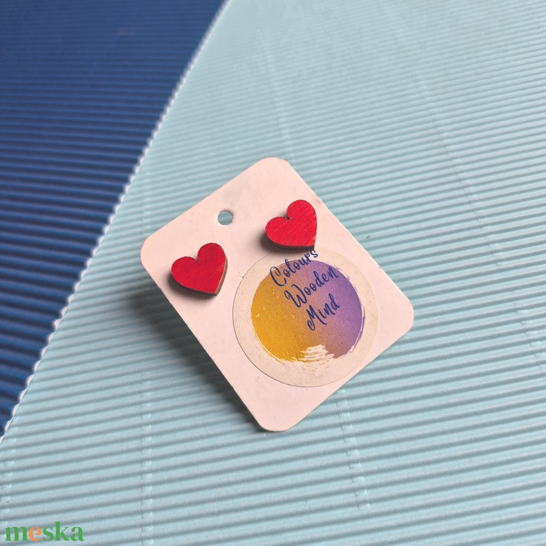 Piros szív alakú zöld fa bedugós fülbevaló  - ékszer - fülbevaló - pötty fülbevaló - Meska.hu