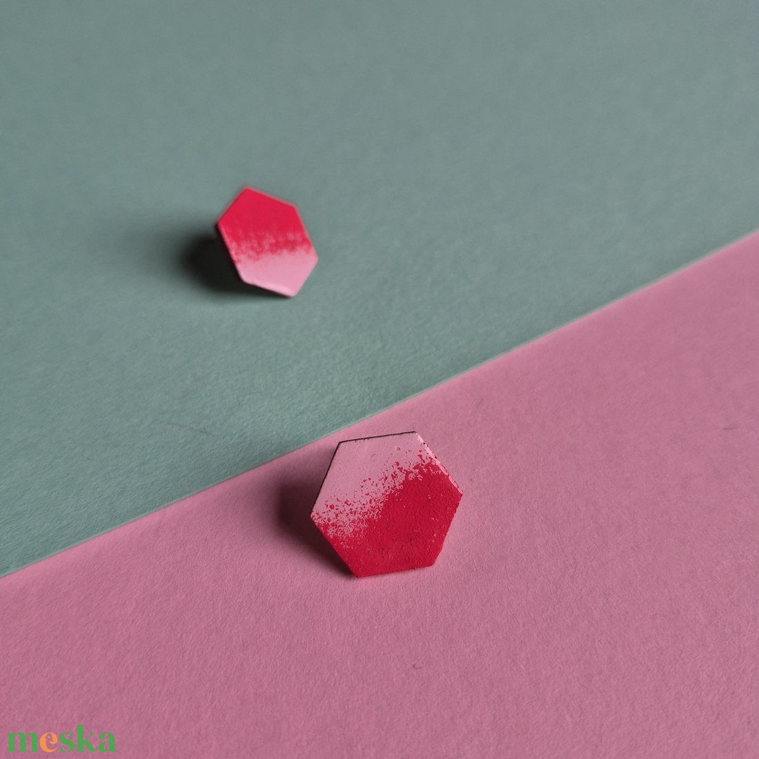 Piros-rózsaszín hatszög fa bedugós fülbevaló  - ékszer - fülbevaló - pötty fülbevaló - Meska.hu