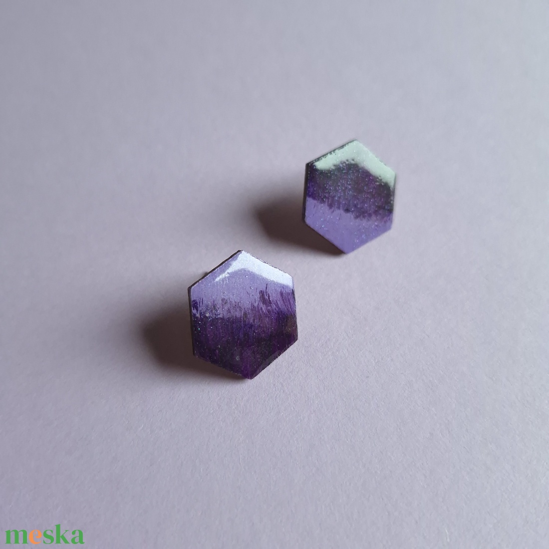 Lila hatszög fa bedugós fülbevaló  - ékszer - fülbevaló - pötty fülbevaló - Meska.hu