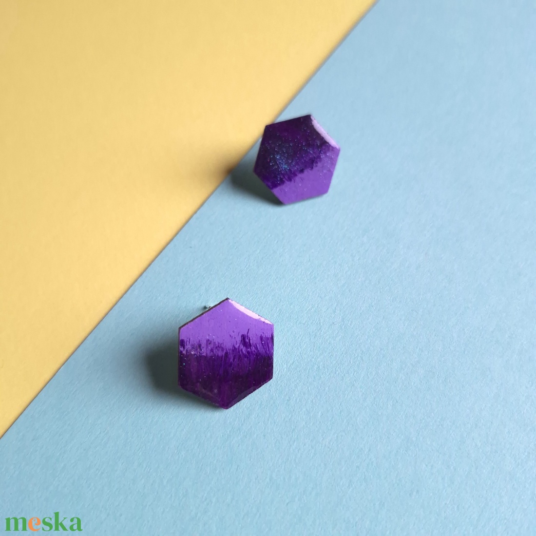 Lila hatszög fa bedugós fülbevaló  - ékszer - fülbevaló - pötty fülbevaló - Meska.hu