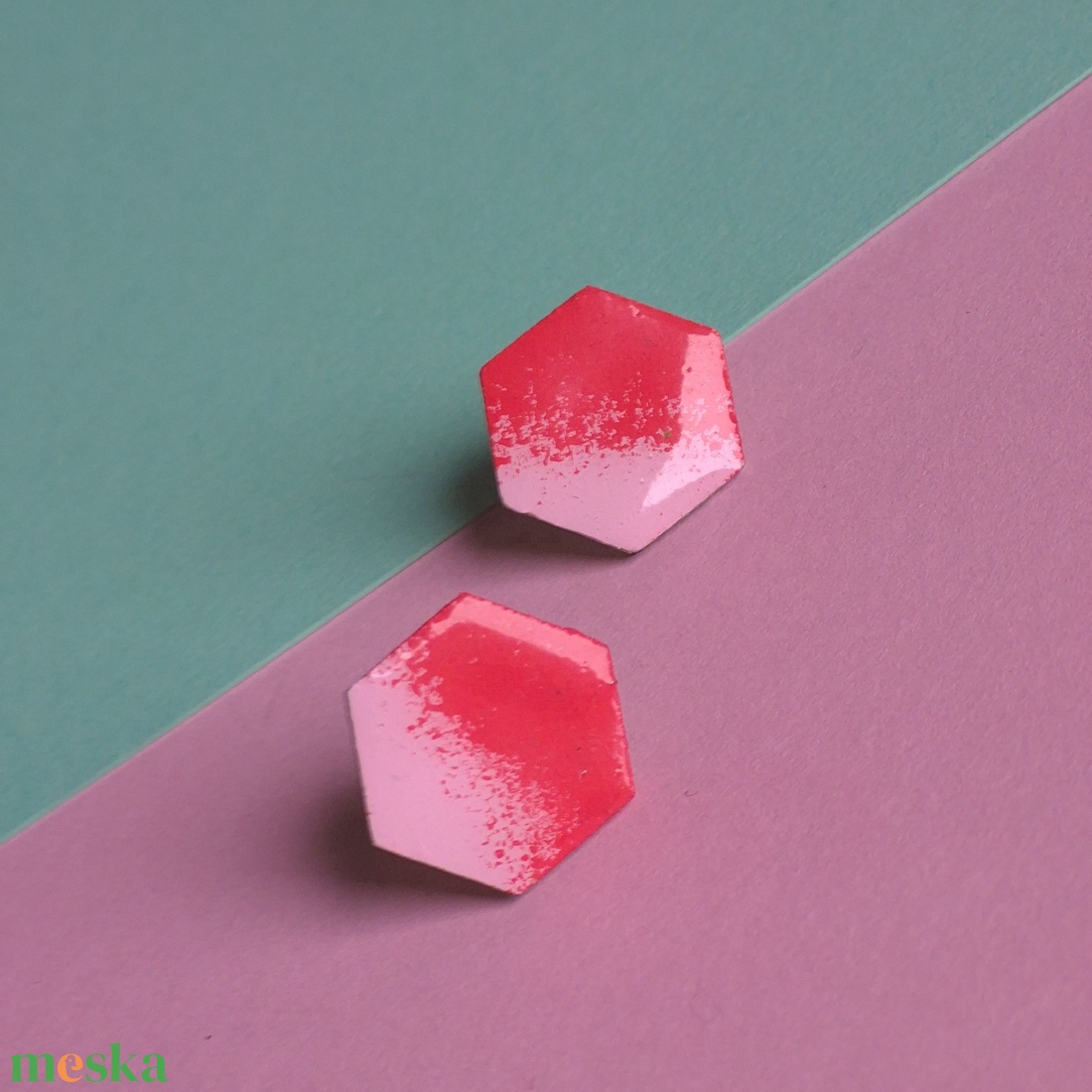 Piros-rózsaszín hatszög fa bedugós fülbevaló  - ékszer - fülbevaló - pötty fülbevaló - Meska.hu