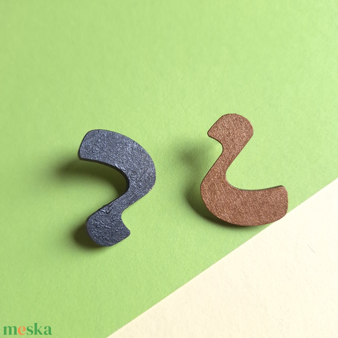 Fekete és arany aszimmetrikus fa fülbevaló - ékszer - fülbevaló - lógó fülbevaló - Meska.hu