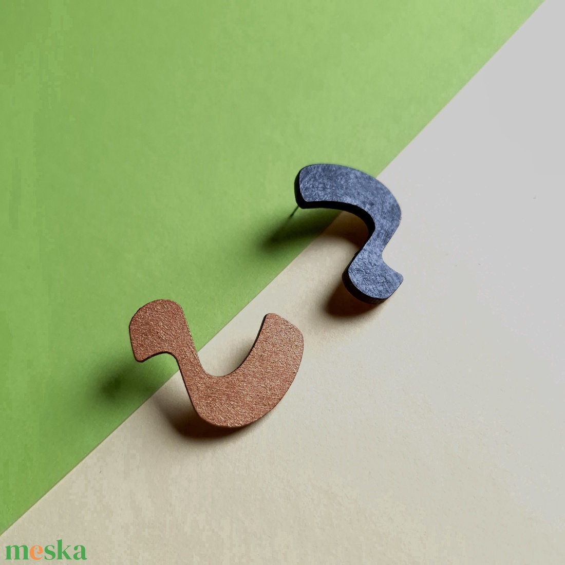 Fekete és arany aszimmetrikus fa fülbevaló - ékszer - fülbevaló - lógó fülbevaló - Meska.hu