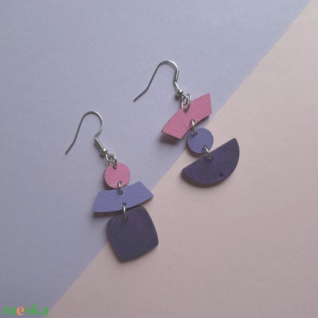 Aszimmetrikus nikkelmentes lila-rózsaszín lógós fa fülbevaló - ékszer - fülbevaló - lógó fülbevaló - Meska.hu