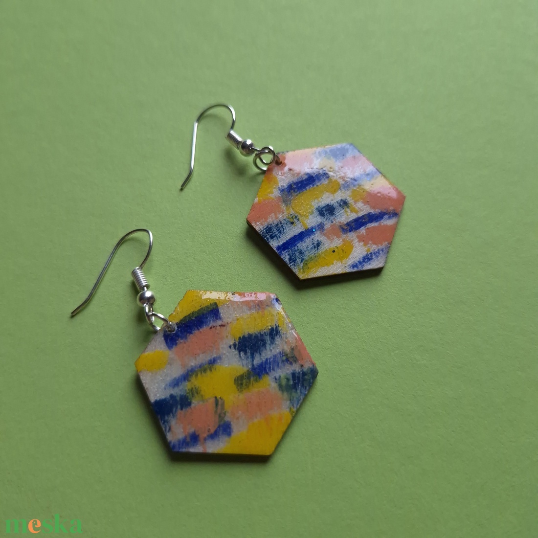 Színes lógós hatszög fa fülbevaló - ékszer - fülbevaló - lógó fülbevaló - Meska.hu
