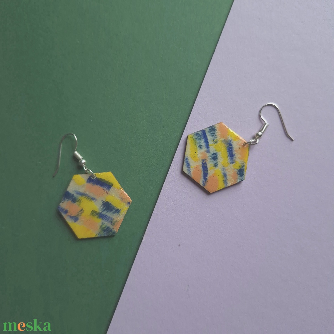 Színes lógós hatszög fa fülbevaló - ékszer - fülbevaló - lógó fülbevaló - Meska.hu