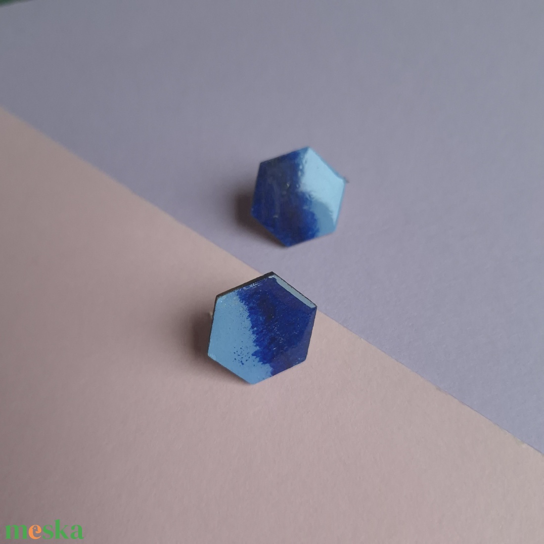 Kék hatszög alakú fa bedugós fülbevaló  - ékszer - fülbevaló - pötty fülbevaló - Meska.hu