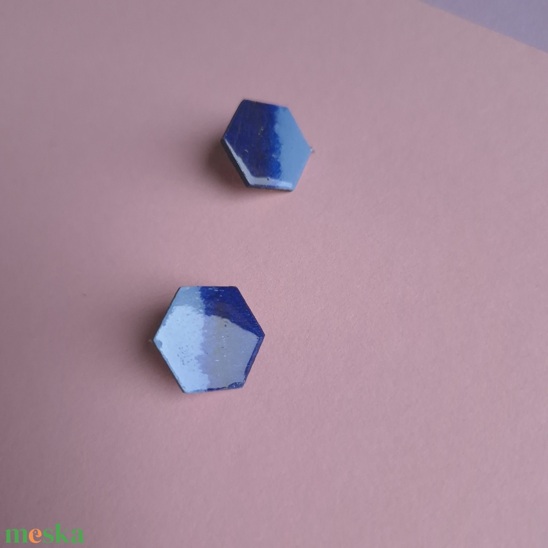 Kék hatszög alakú fa bedugós fülbevaló  - ékszer - fülbevaló - pötty fülbevaló - Meska.hu