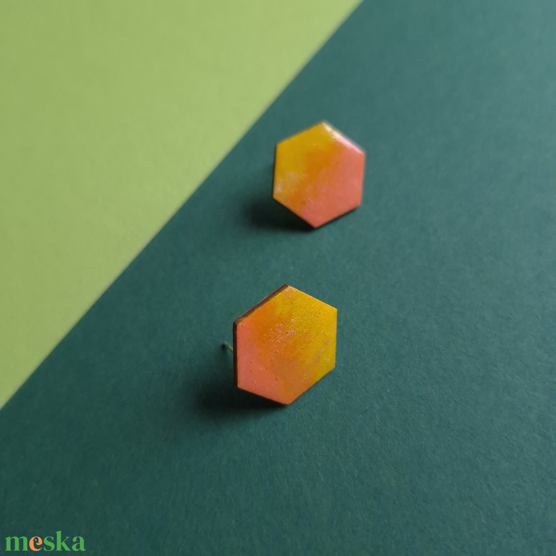 Hatszögű narancssárga-sárga fa bedugós fülbevaló  - ékszer - fülbevaló - pötty fülbevaló - Meska.hu