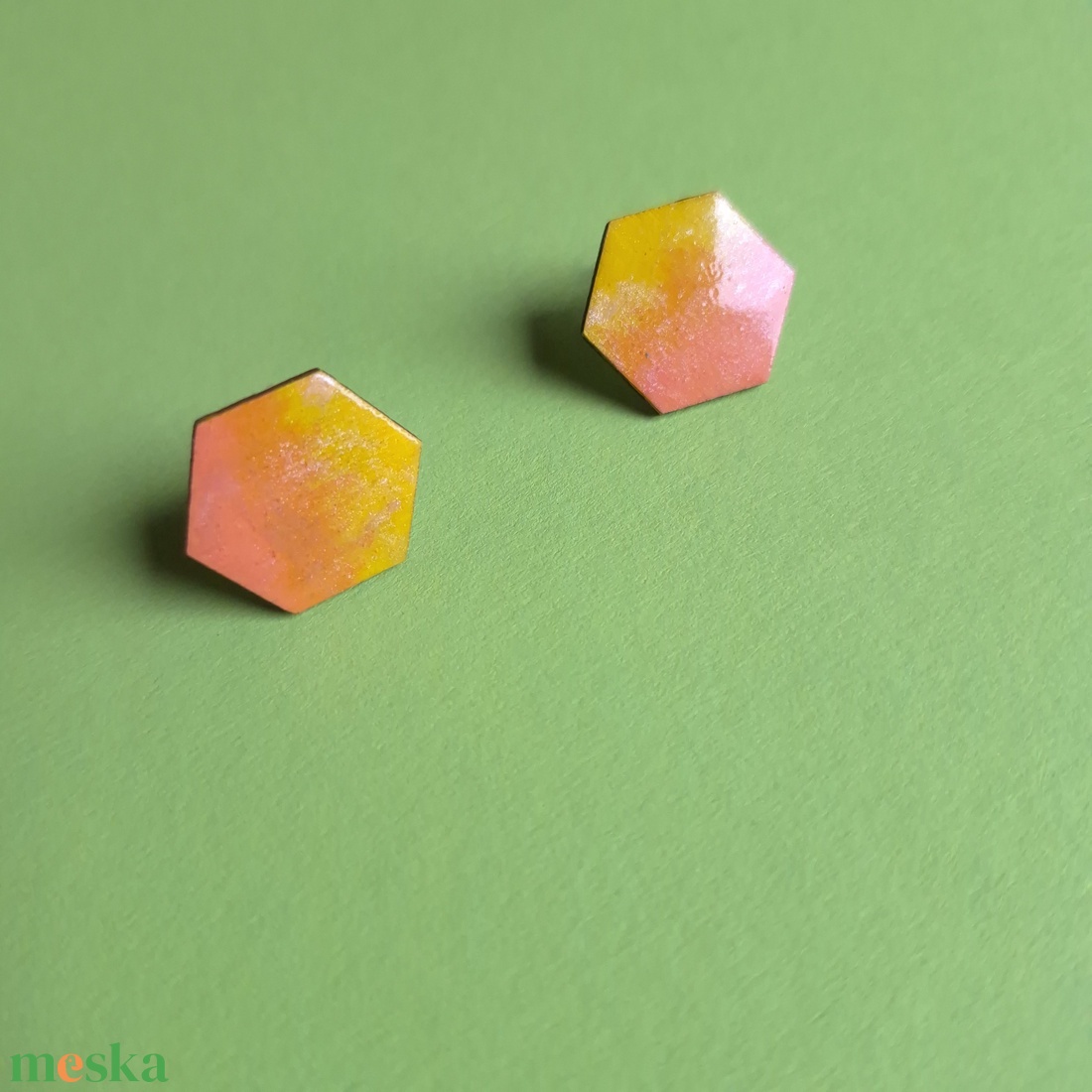 Hatszögű narancssárga-sárga fa bedugós fülbevaló  - ékszer - fülbevaló - pötty fülbevaló - Meska.hu