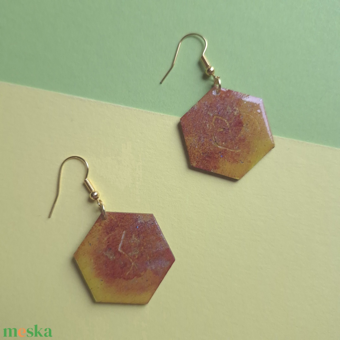 Barnás narancs színű hatszög alakú fa fülbevaló - ékszer - fülbevaló - lógó fülbevaló - Meska.hu