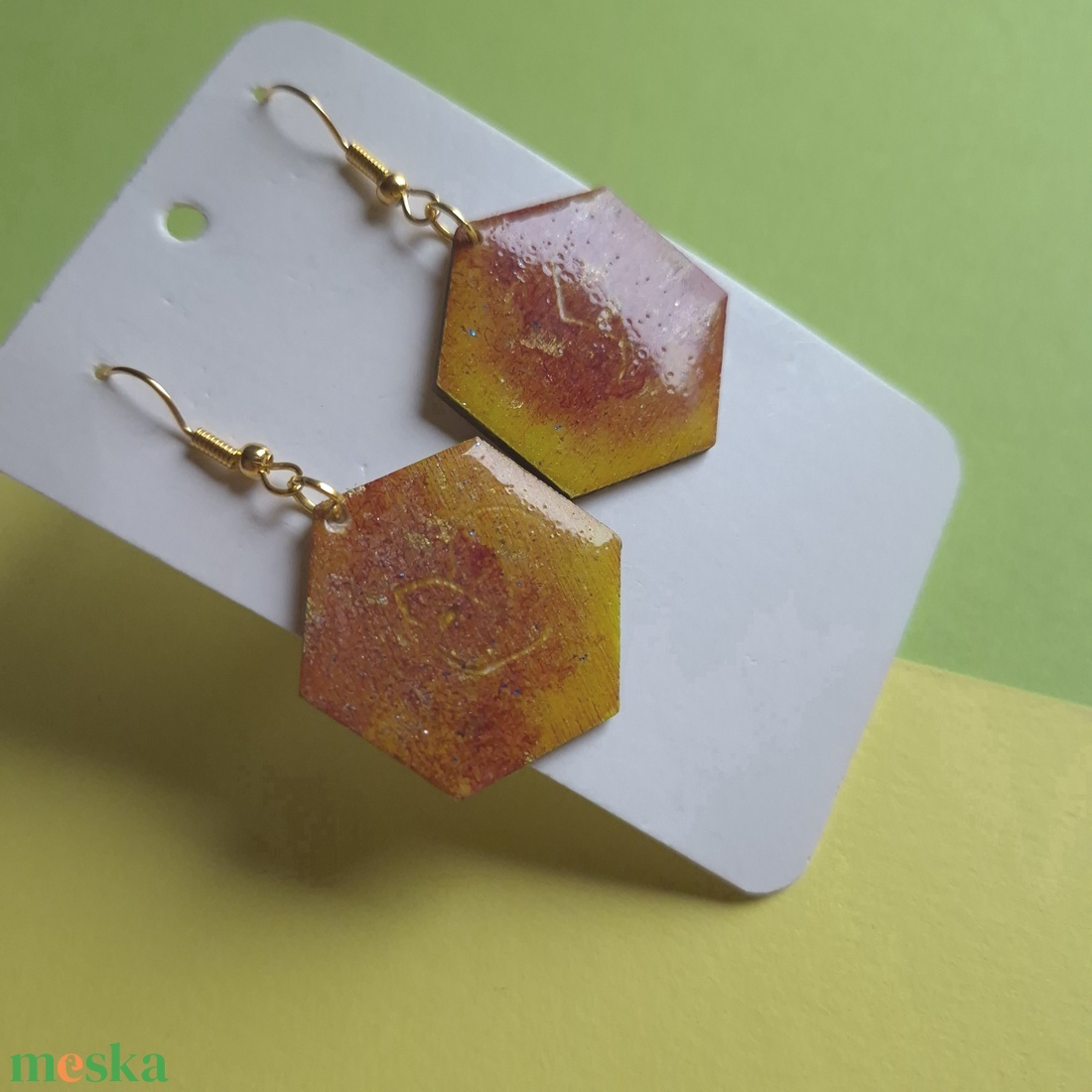 Barnás narancs színű hatszög alakú fa fülbevaló - ékszer - fülbevaló - lógó fülbevaló - Meska.hu
