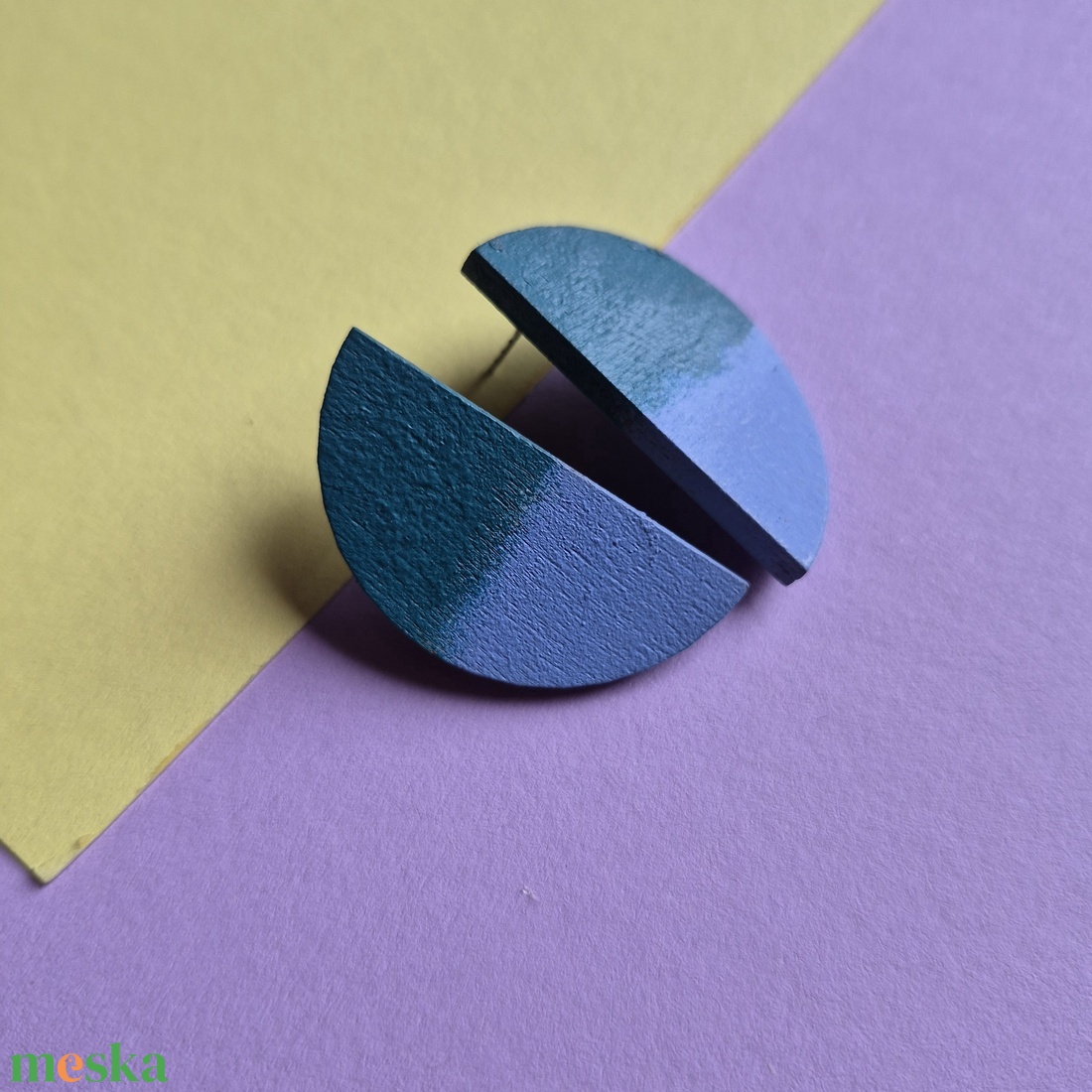 Türkizkék és világoskék félkör aszimmetrikus fa fülbevaló-KIFUTÓ TERMÉK - ékszer - fülbevaló - lógó fülbevaló - Meska.hu