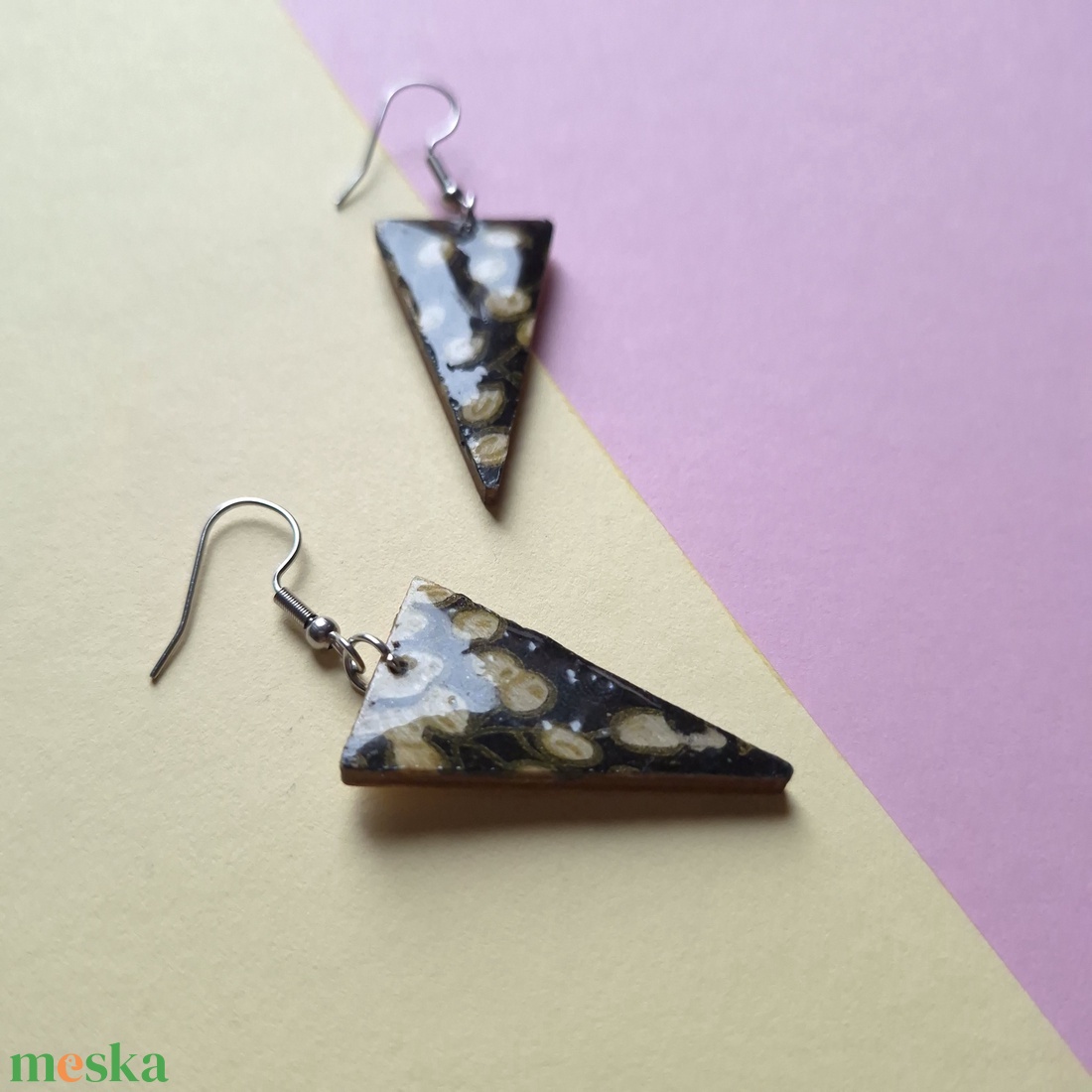 Pöttyös fakarika fülbevaló lila színben - ékszer - fülbevaló - lógó fülbevaló - Meska.hu