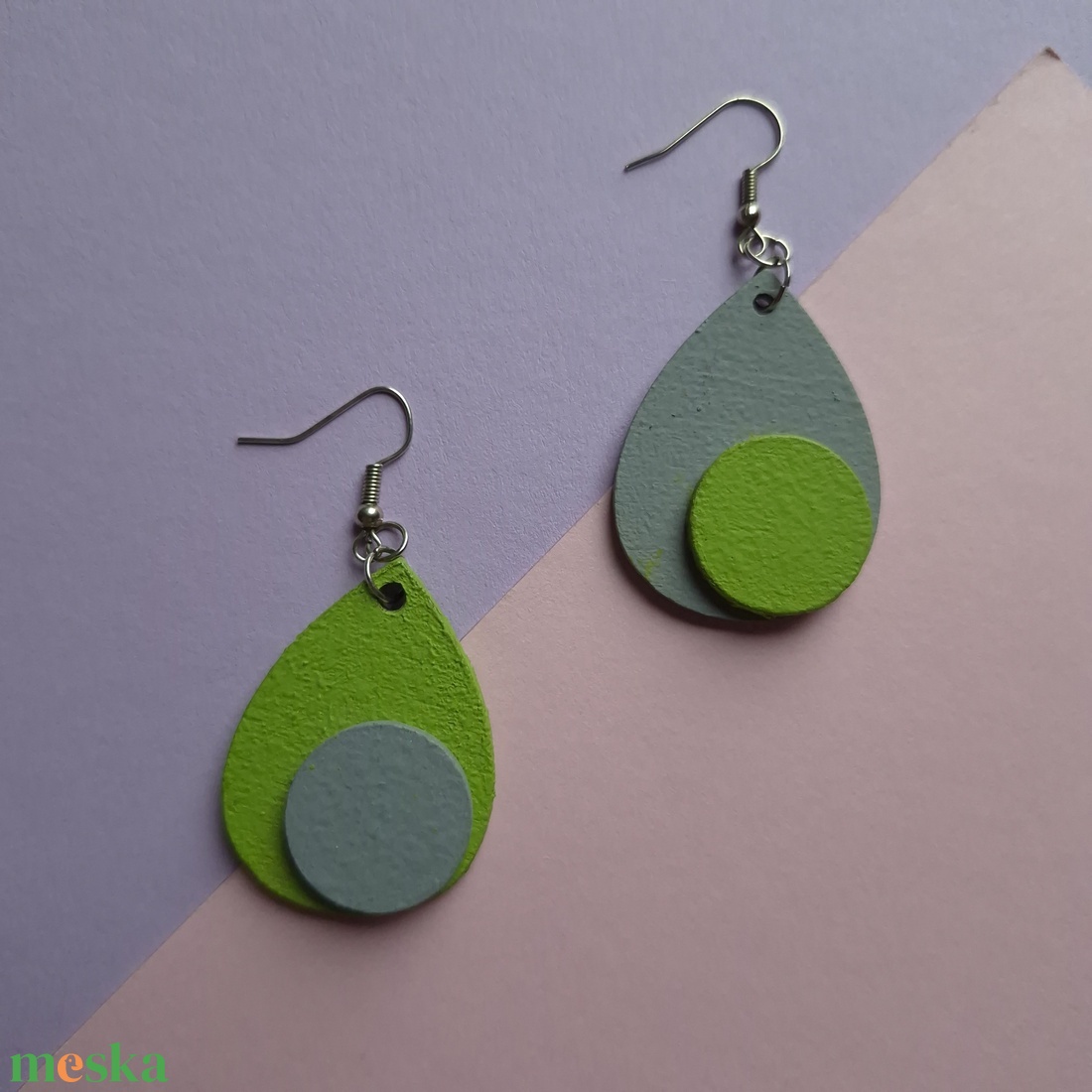 Zöld és szürke absztrakt csepp alakú fa fülbevaló-KIFUTÓ TERMÉK - ékszer - fülbevaló - lógó fülbevaló - Meska.hu