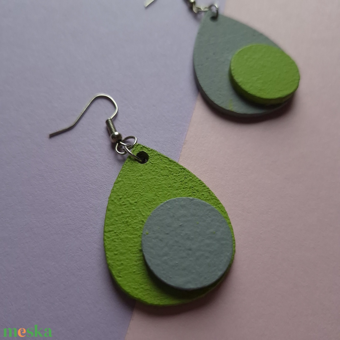 Zöld és szürke absztrakt csepp alakú fa fülbevaló-KIFUTÓ TERMÉK - ékszer - fülbevaló - lógó fülbevaló - Meska.hu