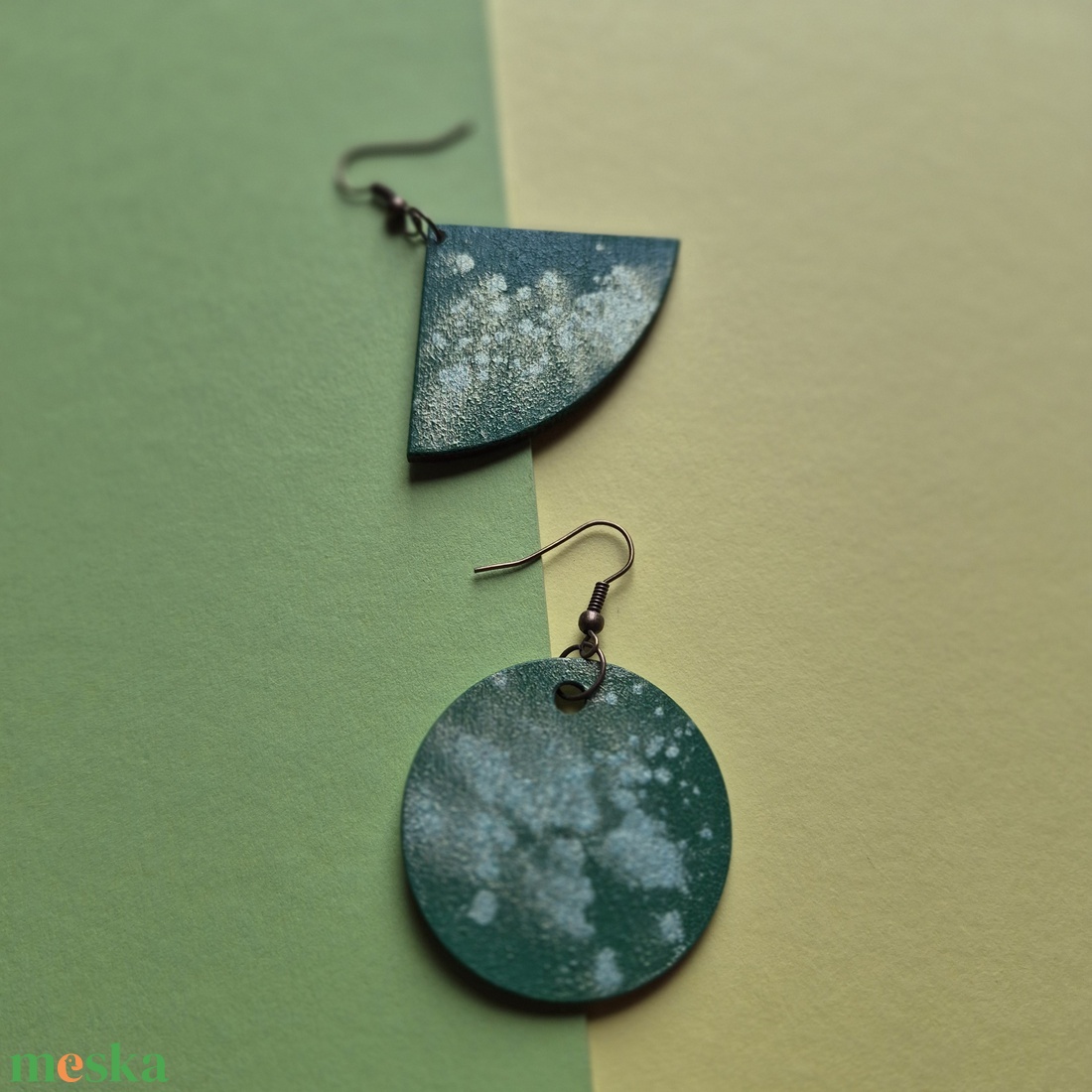Zöld lógós aszimmetrikus fa fülbevaló - ékszer - fülbevaló - lógó fülbevaló - Meska.hu