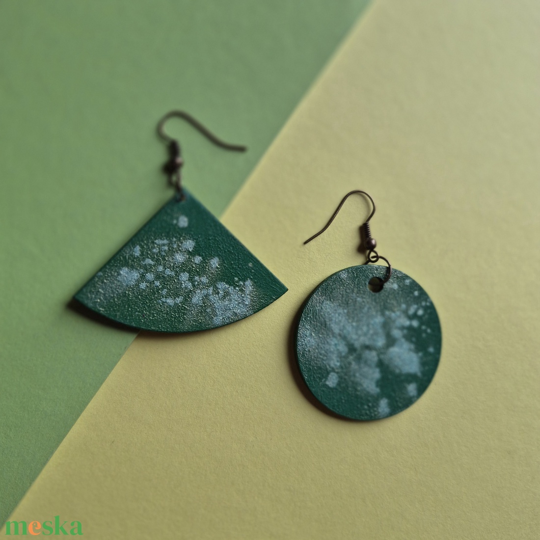 Zöld lógós aszimmetrikus fa fülbevaló - ékszer - fülbevaló - lógó fülbevaló - Meska.hu