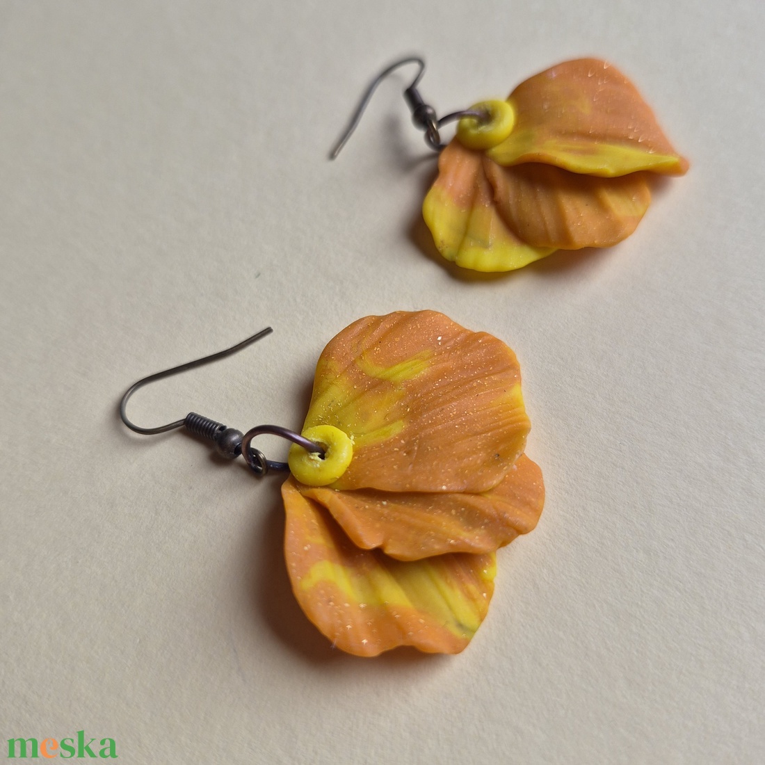 Szirom alakú sárga-narancsos barna lógós fülbevaló - ékszer - fülbevaló - lógó fülbevaló - Meska.hu