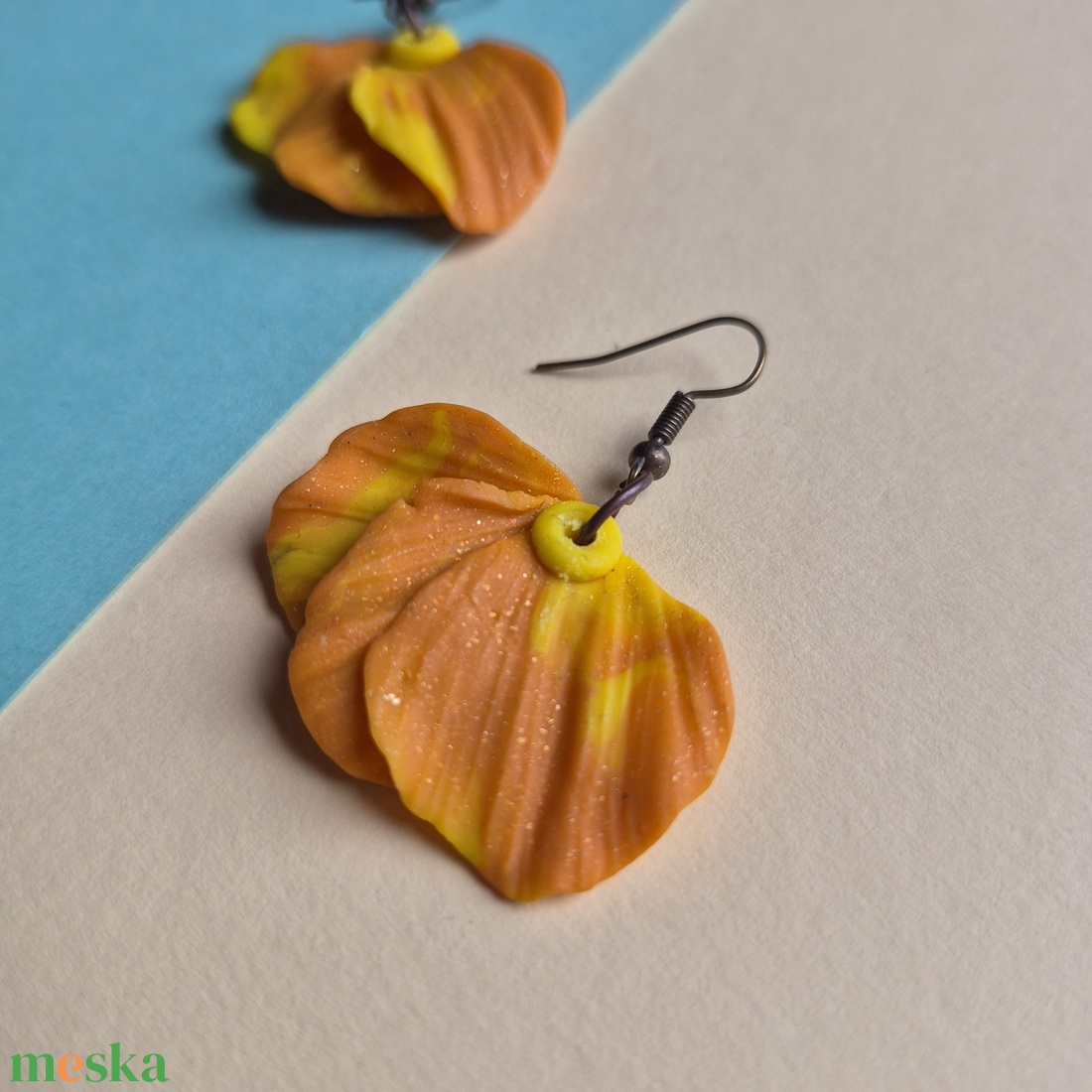 Szirom alakú sárga-narancsos barna lógós fülbevaló - ékszer - fülbevaló - lógó fülbevaló - Meska.hu