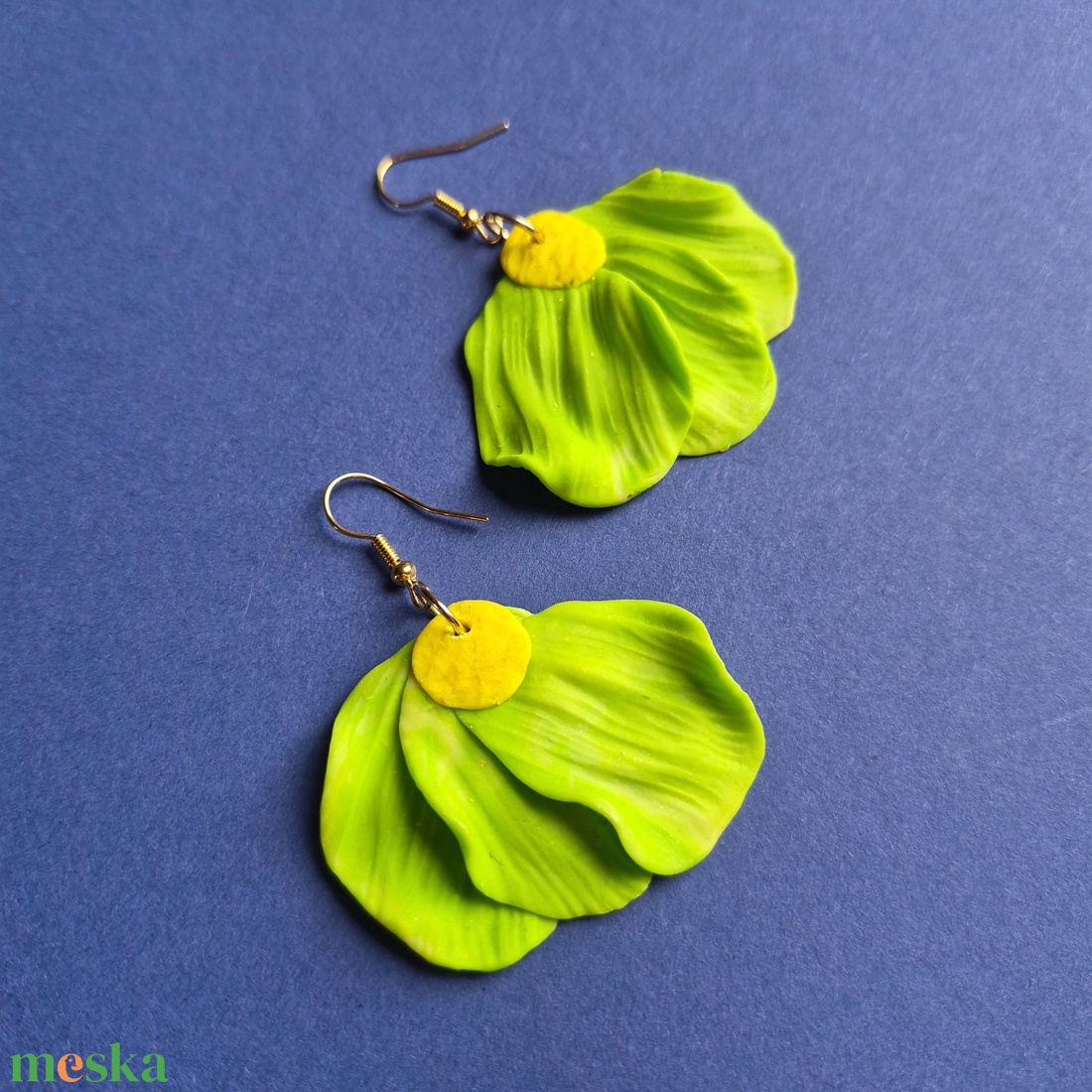 Zöld-sárga sütőgyurma virágos lógós fülbevaló  - ékszer - fülbevaló - lógó fülbevaló - Meska.hu