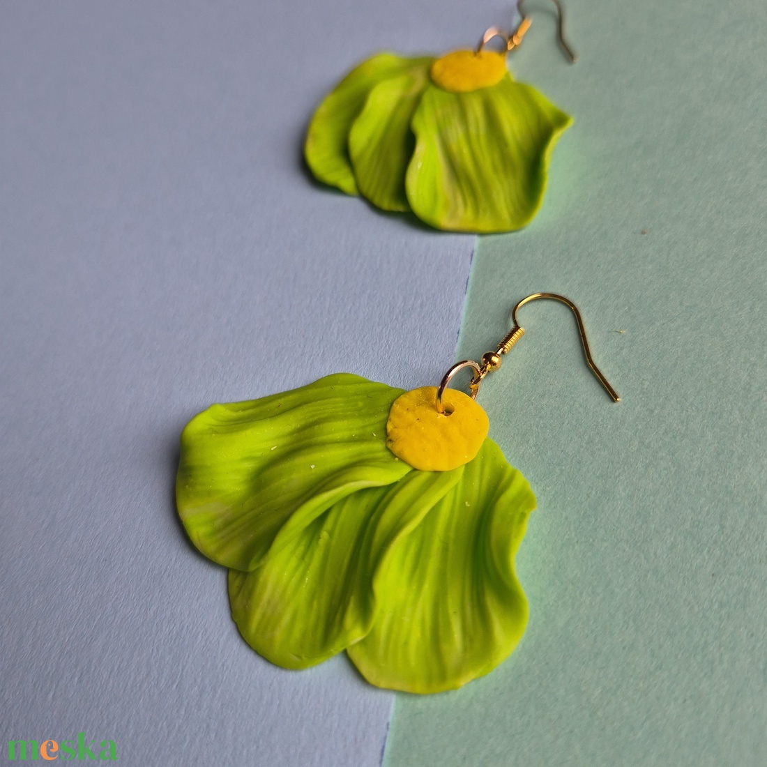 Zöld-sárga sütőgyurma virágos lógós fülbevaló  - ékszer - fülbevaló - lógó fülbevaló - Meska.hu