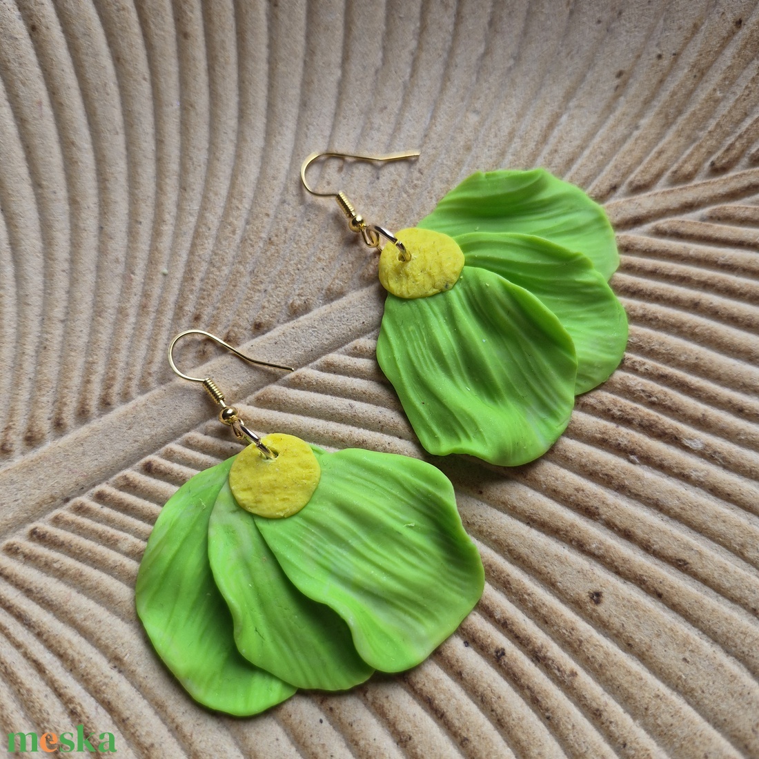 Zöld-sárga sütőgyurma virágos lógós fülbevaló  - ékszer - fülbevaló - lógó fülbevaló - Meska.hu
