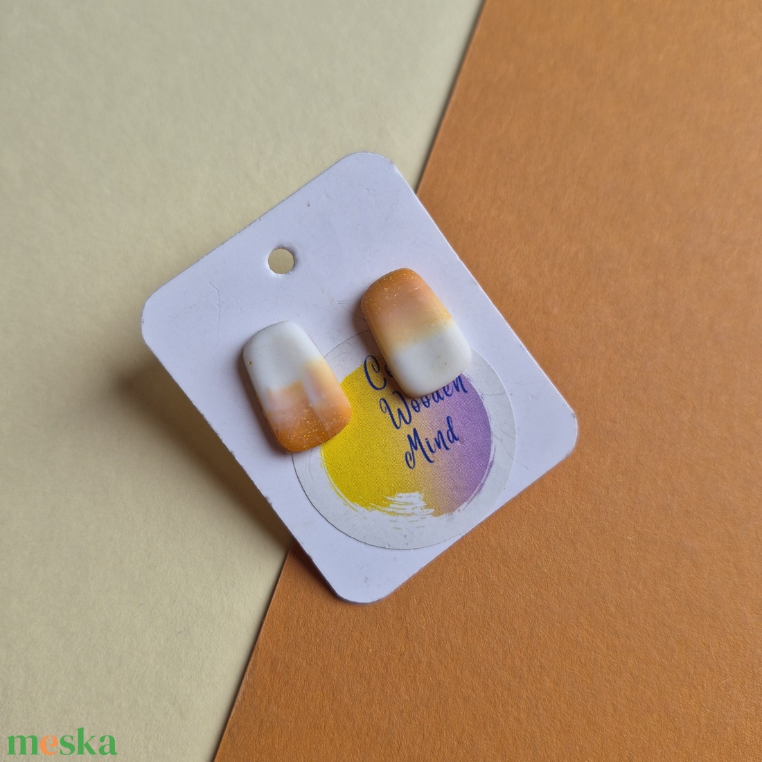 Barna-fehér átmenetes gyurma bedugós fülbevaló  - ékszer - fülbevaló - pötty fülbevaló - Meska.hu