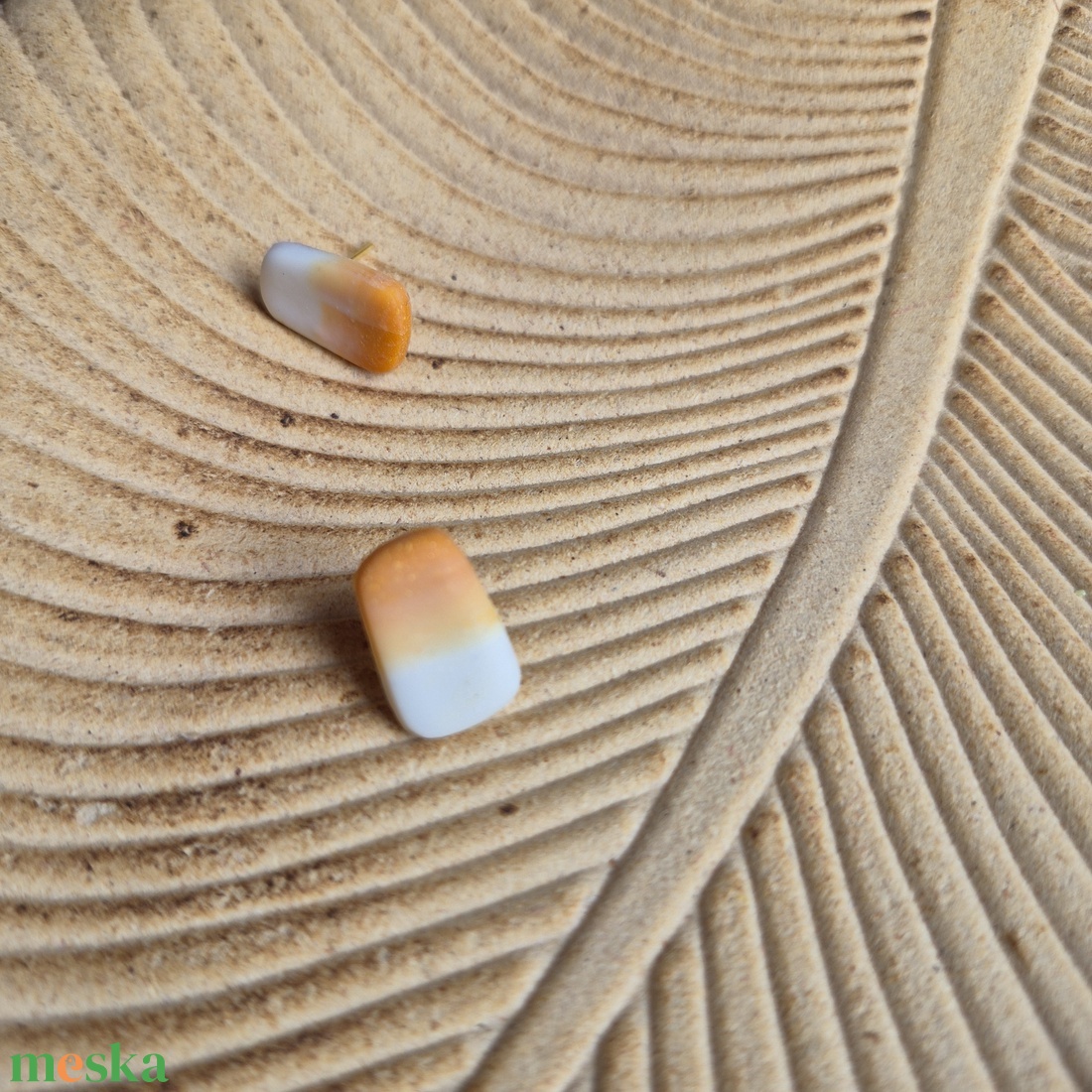 Barna-fehér átmenetes gyurma bedugós fülbevaló  - ékszer - fülbevaló - pötty fülbevaló - Meska.hu