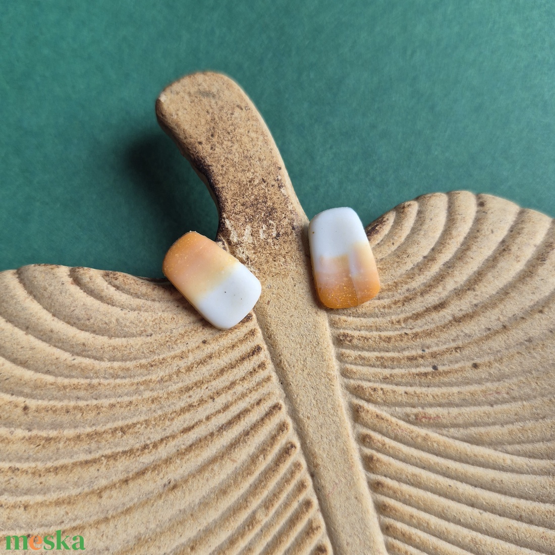 Barna-fehér átmenetes gyurma bedugós fülbevaló  - ékszer - fülbevaló - pötty fülbevaló - Meska.hu