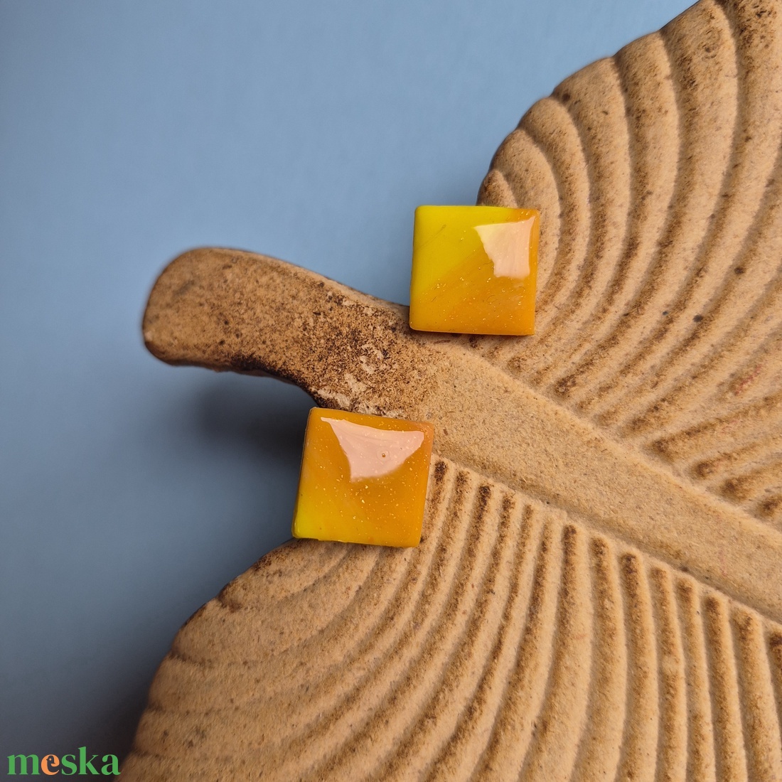 Sárga-narancsos barnás gyurma bedugós fülbevaló  - ékszer - fülbevaló - pötty fülbevaló - Meska.hu