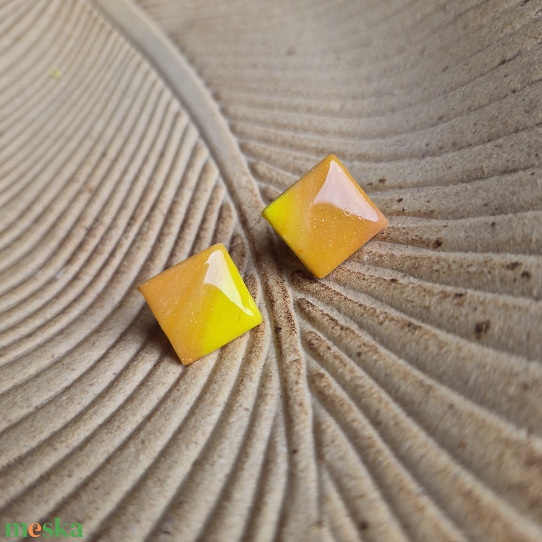 Sárga-narancsos barnás gyurma bedugós fülbevaló  - ékszer - fülbevaló - pötty fülbevaló - Meska.hu